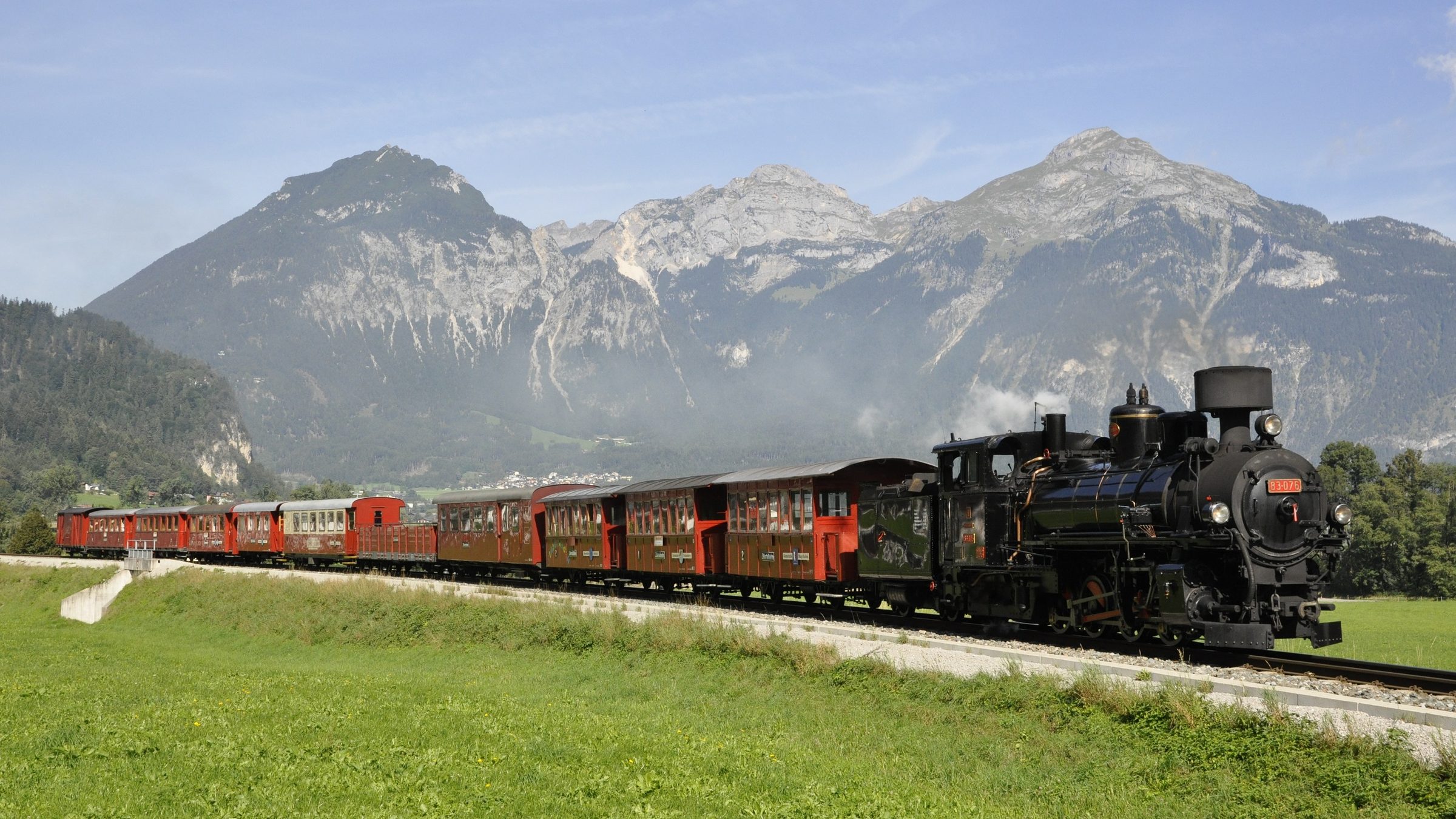 Dampfzug der Zillertalbahn bei Schlitters